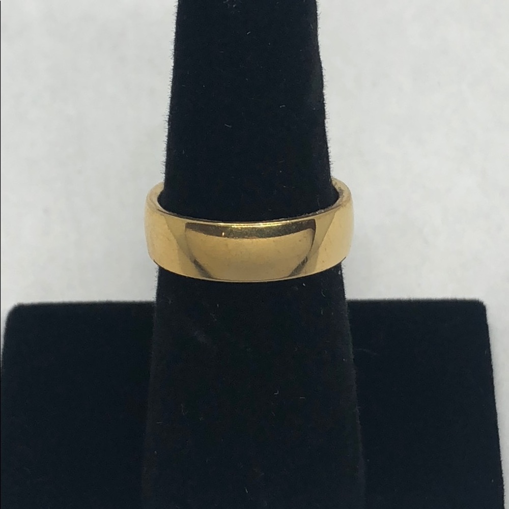 Men’s ring.